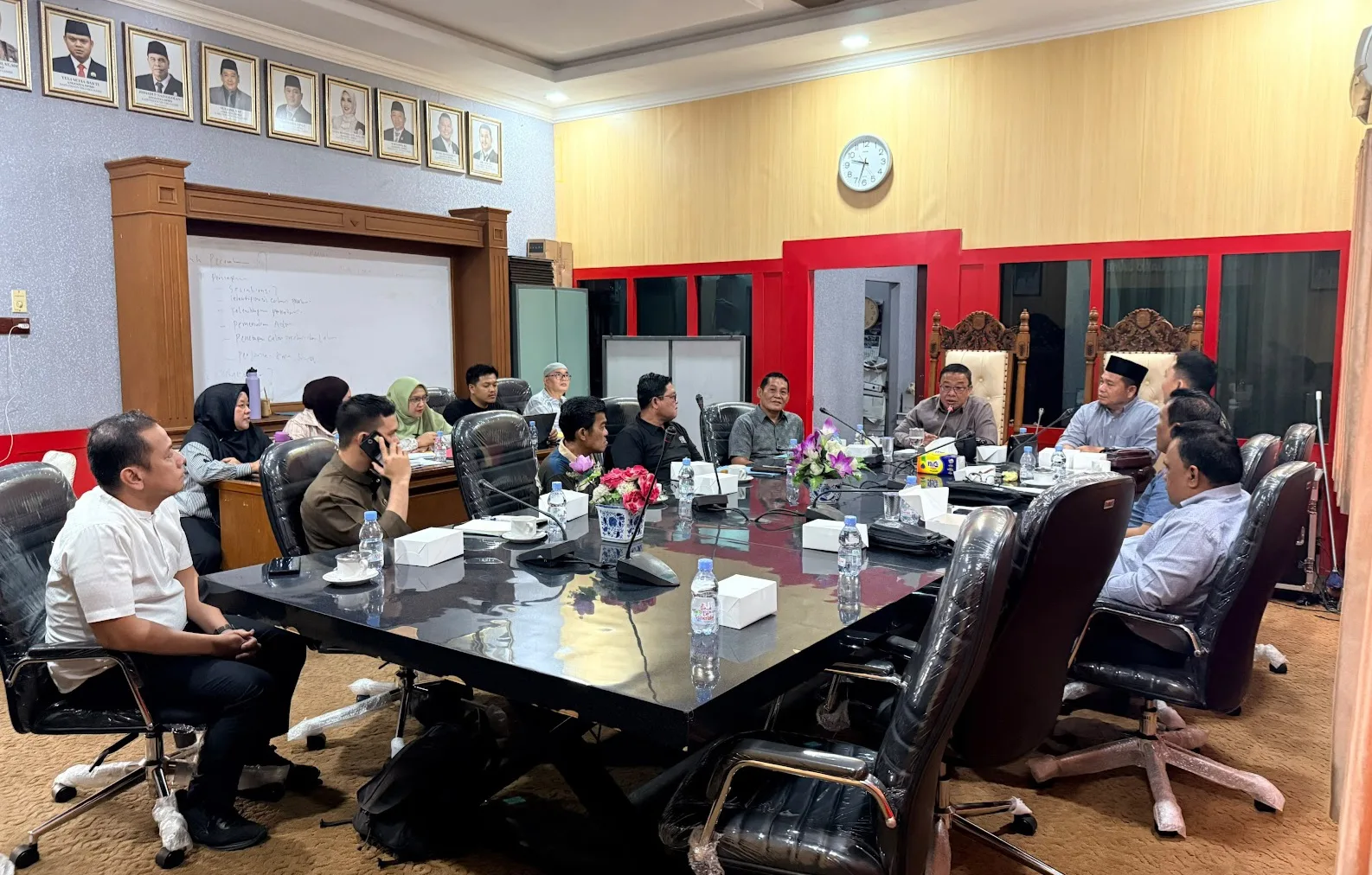 Panitia Kerja (Panja) II DPRD Kabupaten Muaro Jambi menggelar rapat pembahasan Rancangan Peraturan Daerah (Ranperda) tentang Pencegahan dan Peningkatan Kualitas terhadap Perumahan Kumuh dan Permukiman Kumuh