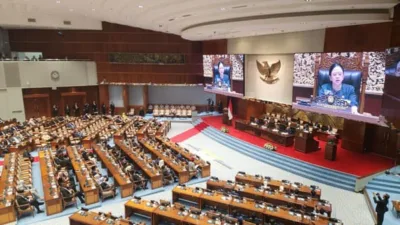 Ketua Komisi III DPR, Habiburokhman, meminta persetujuan anggota setelah berkonsultasi dengan para pimpinan kelompok fraksi, Ketua MKD, serta pimpinan DPR.