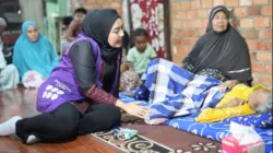 Pemkab Muaro Jambi Salurkan Kursi Roda dan Sembako untuk Lansia di Desa Muhajirin