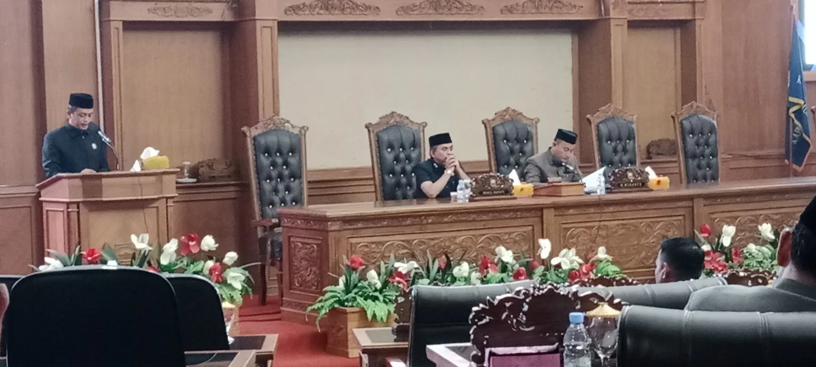 Wakil Bupati Muaro Jambi, Junaidi Mahir, menyampaikan jawaban dan tanggapan Bupati terhadap pemandangan umum fraksi-fraksi DPRD Kabupaten Muaro Jambi terkait enam Rancangan Peraturan Daerah (Ranperda) usulan pemerintah daerah.